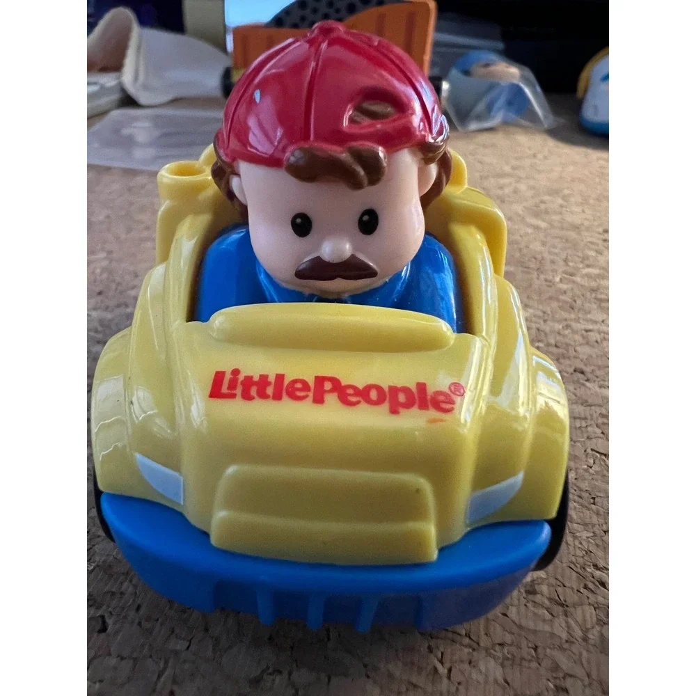 Fisher-Price Little People Wheelies 2009 Tow‎ Truck Yellow Good Rescue Vehicle